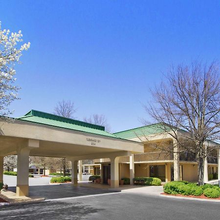 Howard Johnson By Wyndham Greensboro Near The Coliseum Kültér fotó