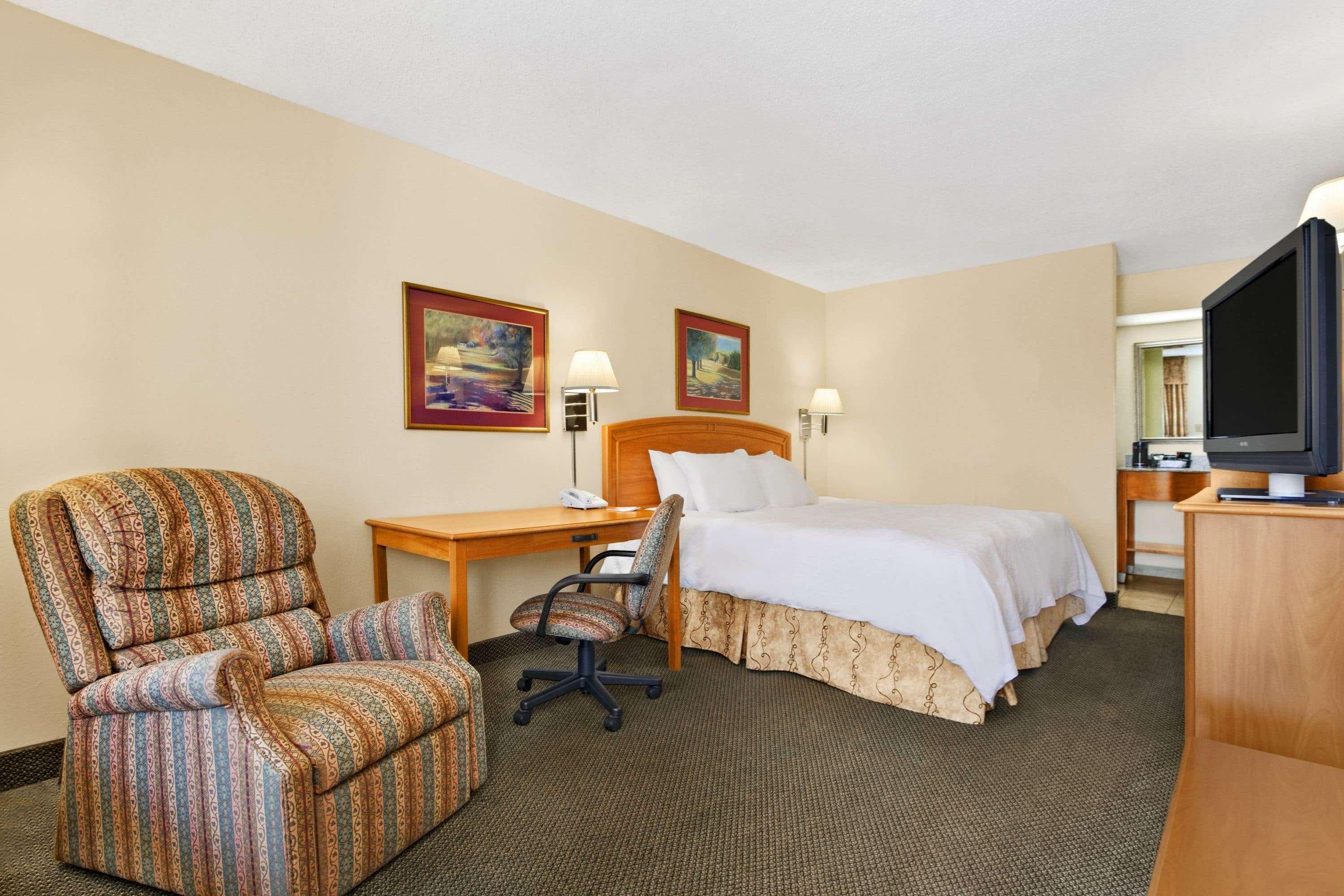 Howard Johnson By Wyndham Greensboro Near The Coliseum Kültér fotó