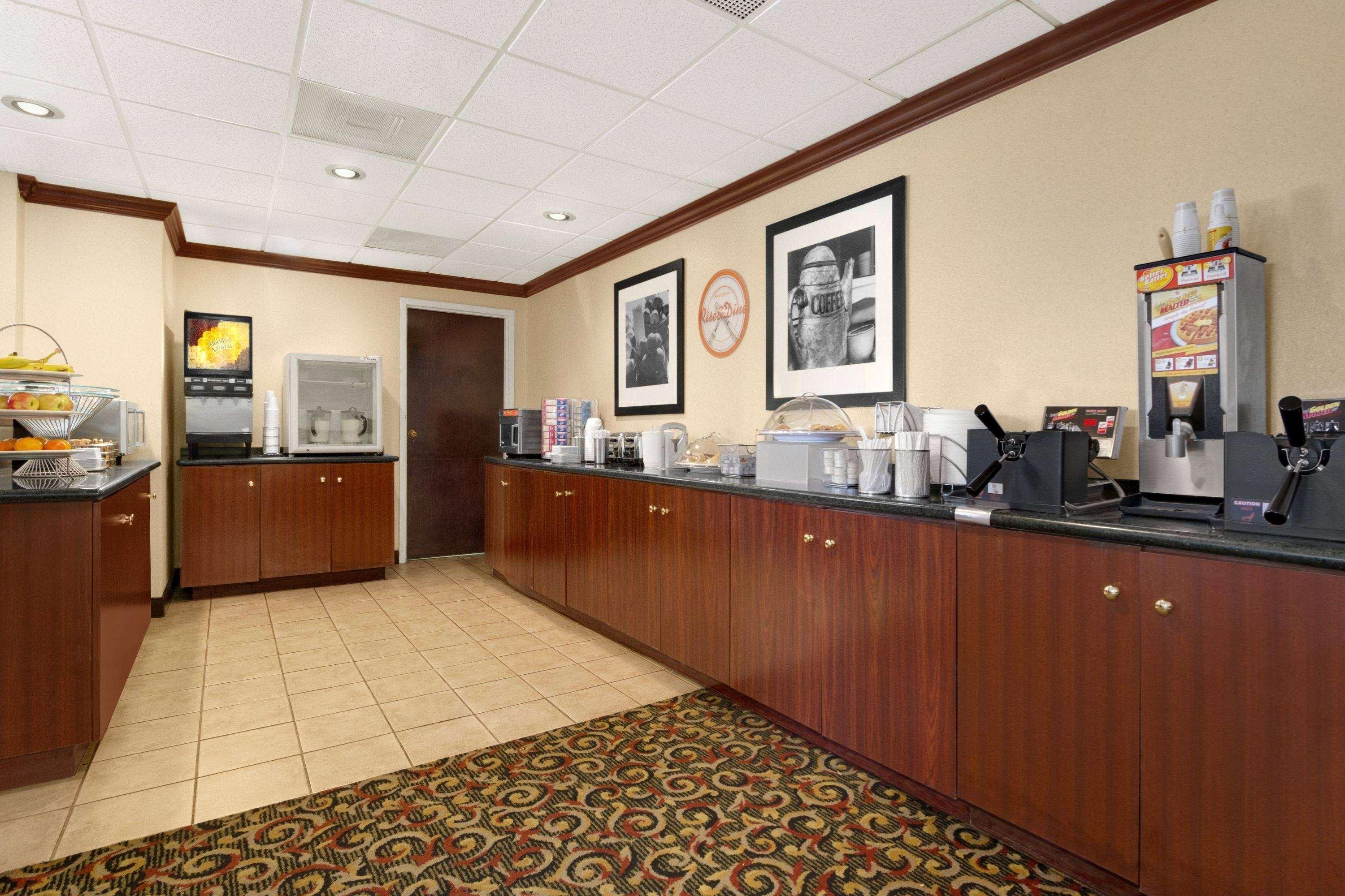 Howard Johnson By Wyndham Greensboro Near The Coliseum Kültér fotó