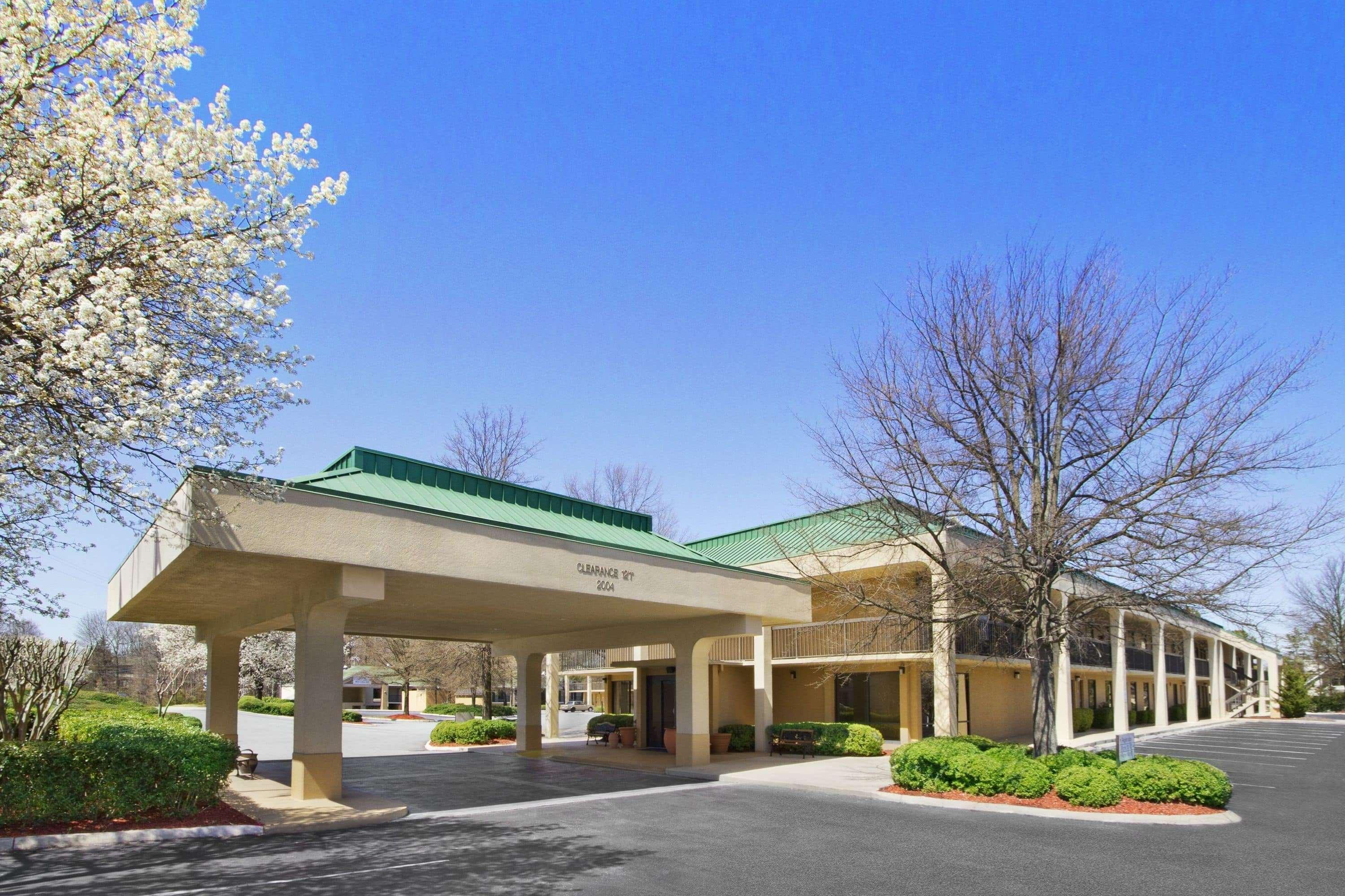Howard Johnson By Wyndham Greensboro Near The Coliseum Kültér fotó