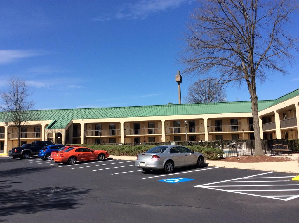 Howard Johnson By Wyndham Greensboro Near The Coliseum Kültér fotó