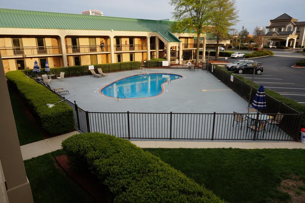 Howard Johnson By Wyndham Greensboro Near The Coliseum Kültér fotó