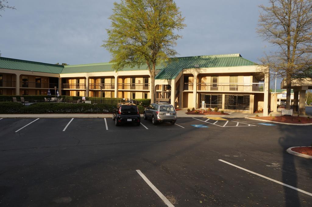 Howard Johnson By Wyndham Greensboro Near The Coliseum Kültér fotó