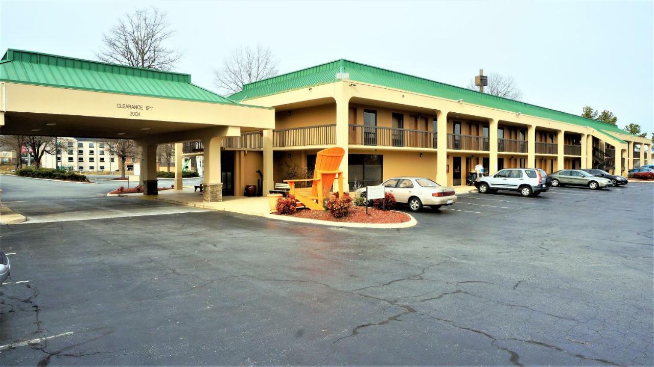 Howard Johnson By Wyndham Greensboro Near The Coliseum Kültér fotó
