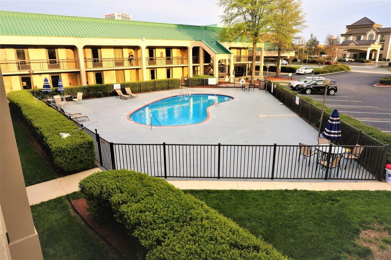Howard Johnson By Wyndham Greensboro Near The Coliseum Kültér fotó