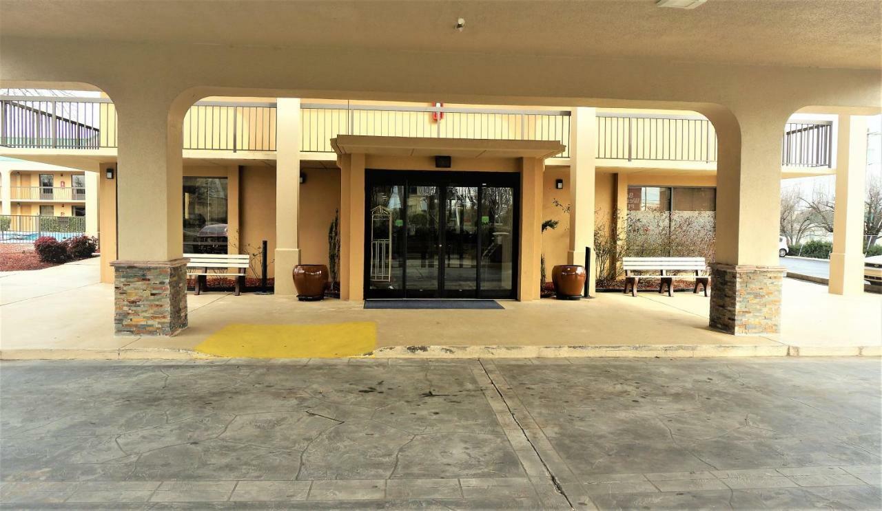 Howard Johnson By Wyndham Greensboro Near The Coliseum Kültér fotó