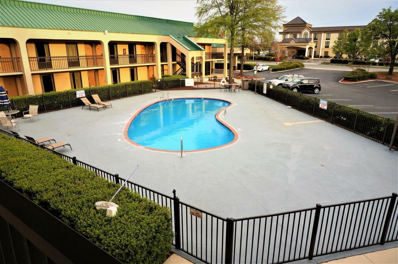 Howard Johnson By Wyndham Greensboro Near The Coliseum Kültér fotó