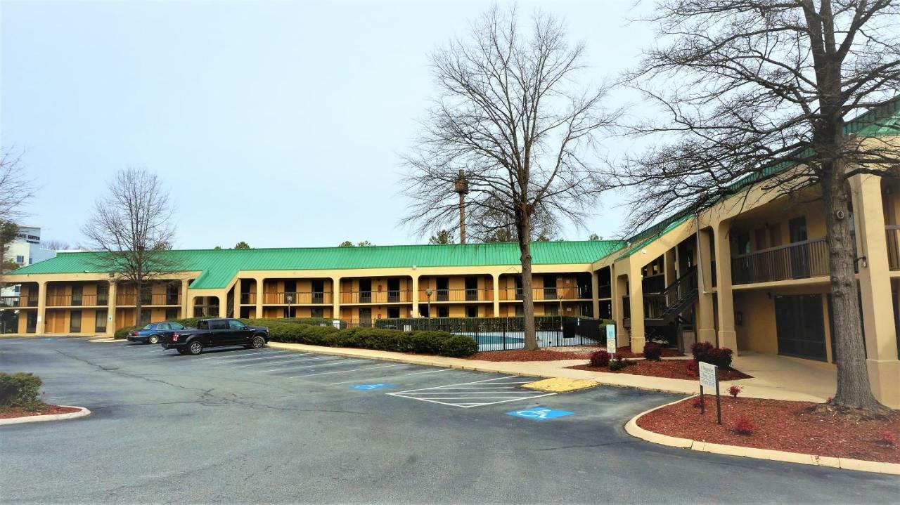 Howard Johnson By Wyndham Greensboro Near The Coliseum Kültér fotó